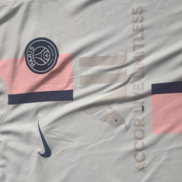 Paris Saint-Germain White and Pink Jersey - Picture 7 of 15